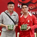 Khuất Văn Khang lộ tài 'ngoài sân cỏ': Tỉ mẩn gói bánh chưng cùng Thể Công - Viettel đón Tết 1