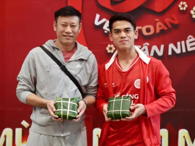 Khuất Văn Khang lộ tài ‘ngoài sân cỏ’: Tỉ mẩn gói bánh chưng cùng Thể Công – Viettel đón Tết