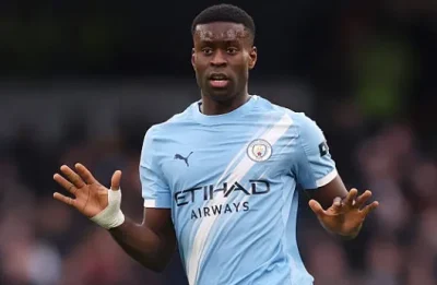 Man City 'hốt' Marc Guehi giá hời: Phép màu cứu rỗi hàng thủ tan hoang, Pep Guardiola thở phào 1