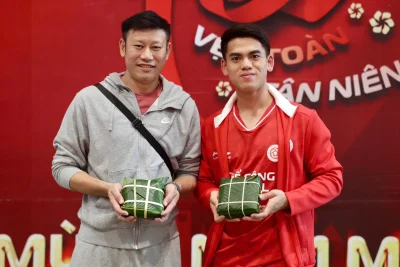 Khuất Văn Khang lộ tài 'ngoài sân cỏ': Tỉ mẩn gói bánh chưng cùng Thể Công - Viettel đón Tết 1